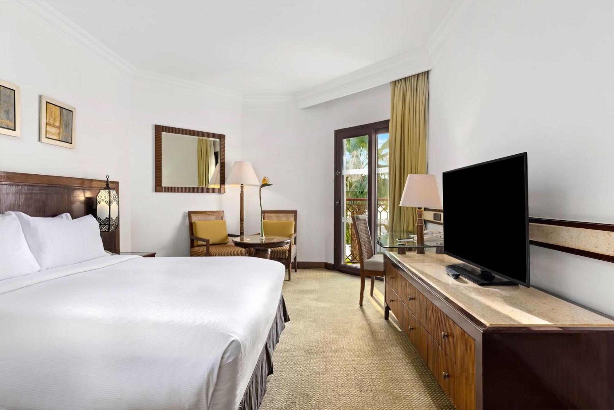 Hilton Luxor Resort & Spa Εξωτερικό φωτογραφία A room at the Hilton Alexandria Golf Resort